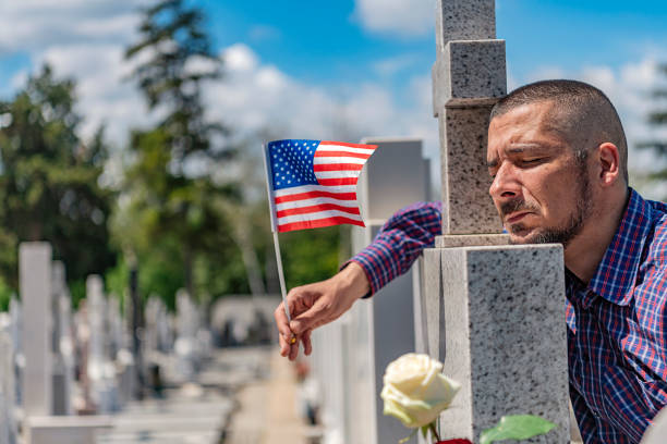 veuf triste, homme adulte visite cimetière. - depression sadness usa american flag photos et images de collection