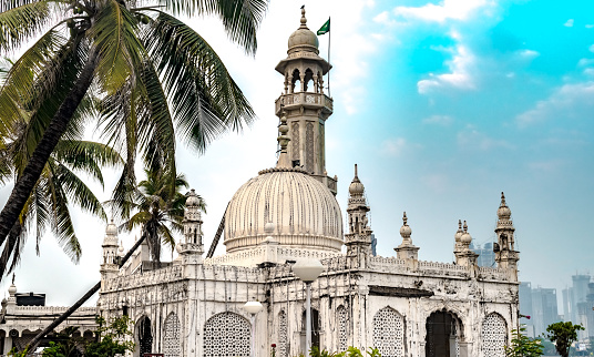 World famous Sufi Shrine, the Hazrat Ali Dargaah mosque situated on sea shore in Mumbai is one of the places to visit in India and is always on the bucket list of tourists visiting India.