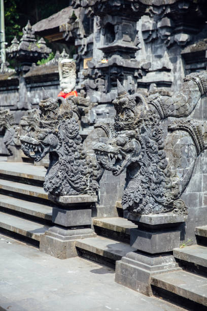インドネシアのバリのヒンドゥー寺院プラゴア・ラワからの詳細 - pura goa lawah ストックフォトと画像