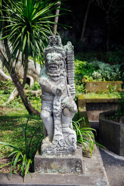 detalle del templo hindú de bali pura goa lawah en indonesia - pura goa lawah fotografías e imágenes de stock