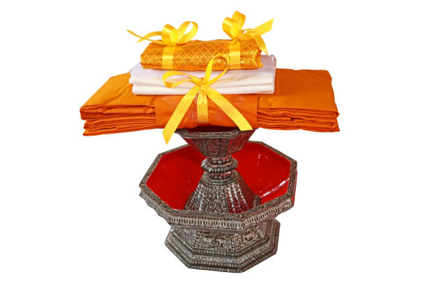 tessuto kathin, cerimonia kathin, abiti monaco buddista in un vassoio di perle tradizione scolpita con percorso di ritaglio su sfondo bianco - buddhist ceremony foto e immagini stock