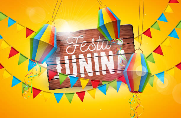 festa junina traditionelles brasilien juni festival design mit typografie brief auf vintage wood board. vektor-feier-illustration mit party-flags und papierlaterne auf gelben hintergrund für banner, poster, einladung oder grußkarte. - titles stock-grafiken, -clipart, -cartoons und -symbole