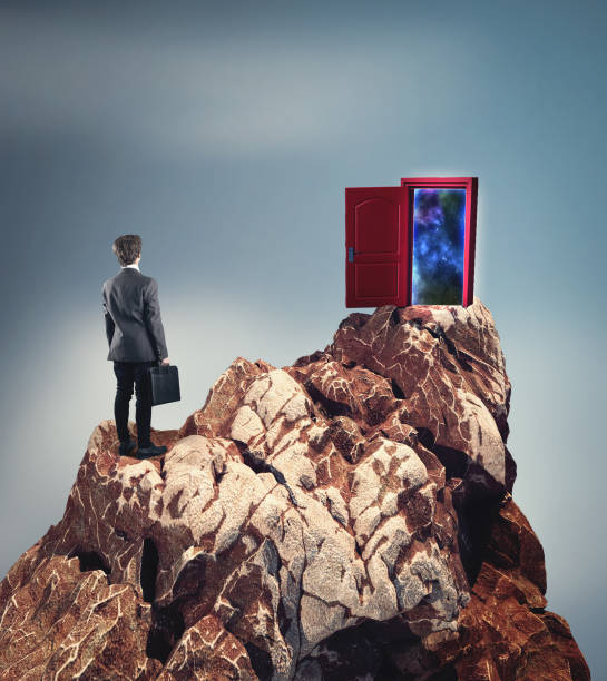 biznesmen stojący na szczycie góry przed otwartymi drzwiami do przestrzeni. - cliff finance risk uncertainty zdjęcia i obrazy z banku zdjęć