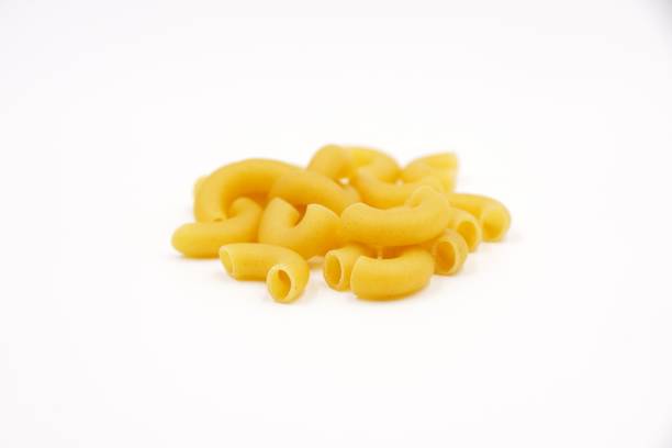 pâtes de macaroni au coude fabriquées à partir de blé dur - macaroni photos et images de collection