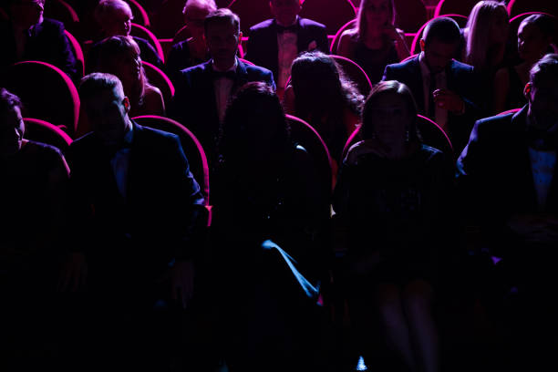 menigte in dark watching opera in het theater - theater publiek stockfoto's en -beelden