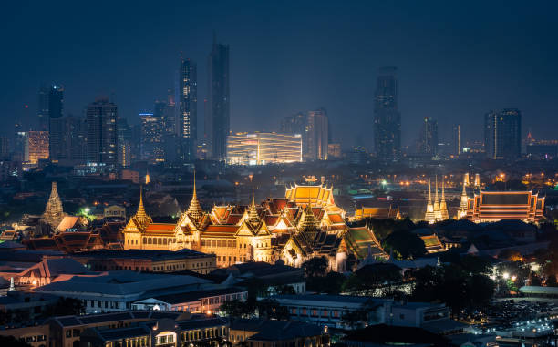 il grand palace di bangkok di notte, thailandia - bangkok thailand skyline night foto e immagini stock