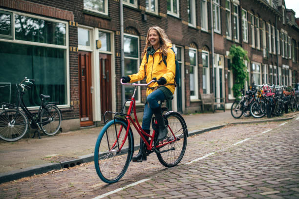 nederlandse vrouw met fiets in utrecht - utrecht stockfoto's en -beelden