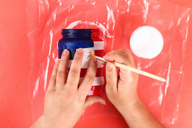 diy 花瓶7月4日ガラス瓶, アクリル塗料, グリッター, テープカラーアメリカ国旗レッドブルーホワイト - flag glass striped fourth of july ストックフォトと画像