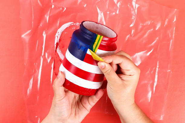 diy 花瓶7月4日ガラス瓶, アクリル塗料, グリッター, テープカラーアメリカ国旗レッドブルーホワイト - flag glass striped fourth of july ストックフォトと画像