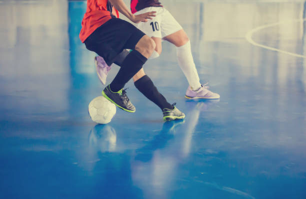 hallenfußball-sporthalle. - soccer skill soccer ball kicking stock-fotos und bilder