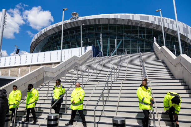 sicherheitspersonal außerhalb des neuen tottenham hotspur stadions am spieltag, london, uk - football police officer crowd stock-fotos und bilder