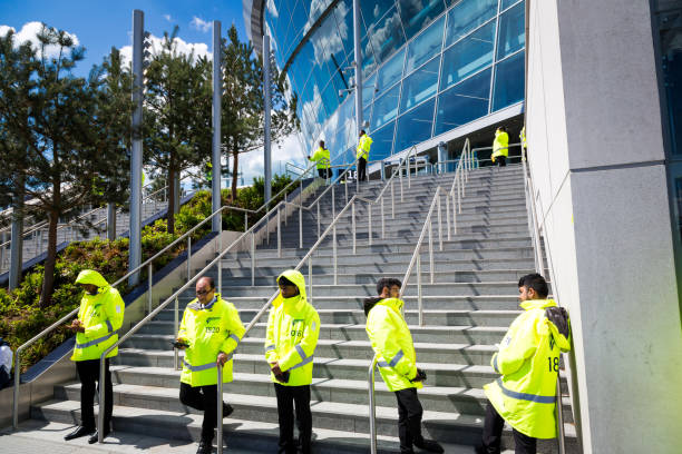 equipe de segurança fora do estádio novo de tottenham hotspur no dia do fósforo, londres, reino unido - football police officer crowd - fotografias e filmes do acervo