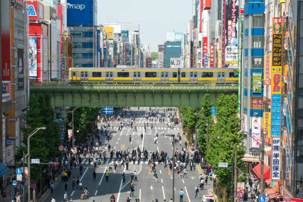 秋葉原地区東京日本での自動車交通による日本人の群衆と観光客の散歩と買い物 - 秋葉原 ストックフォトと画像