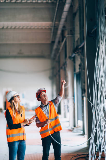 tecnici della manutenzione che controllano l'elettricità - planning manager white collar worker construction foto e immagini stock