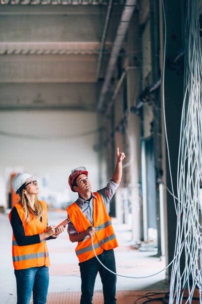 전기 점검을 위한 유지 보수 엔지니어 - women caucasian business construction 뉴스 사진 이미지