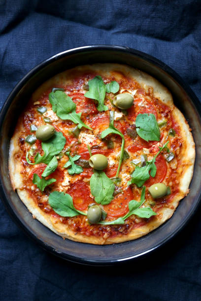 pizza vegetariana - pepperoni pizza green olive italian cuisine tomato sauce foto e immagini stock