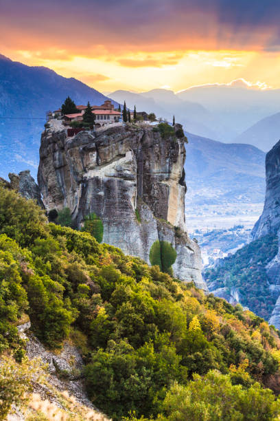 monastero della santissima trinità i a meteora, grecia - kalambaka foto e immagini stock