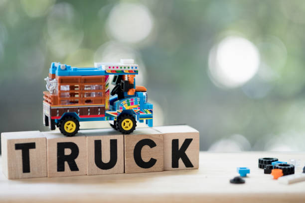 modelo juguete tradicional tailandés camiones de la agricultura de transporte a la fábrica. etan thai farm trucks son omnipresentes en las carreteras rurales isaan - etan fotografías e imágenes de stock
