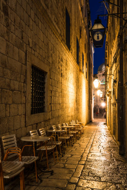 istock Alleyway dubrovnik at night 1149070978