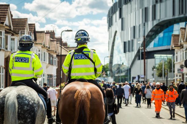 montierte metropolitan police auf dem pferd außerhalb des neuen tottenham hotspur stadions am spieltag, london, uk - football police officer crowd stock-fotos und bilder