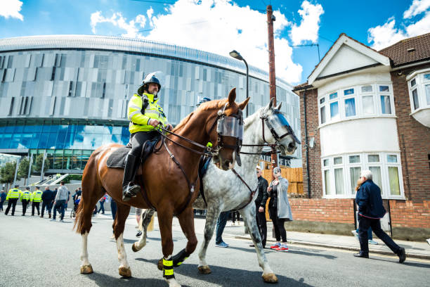 montierte metropolitan police auf dem pferd außerhalb des neuen tottenham hotspur stadions am spieltag, london, uk - football police officer crowd stock-fotos und bilder