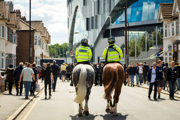 police métropolitaine montée à cheval à l’extérieur du nouveau stade tottenham hotspur le jour du match, londres, royaume-uni - football police officer crowd photos et images de collection