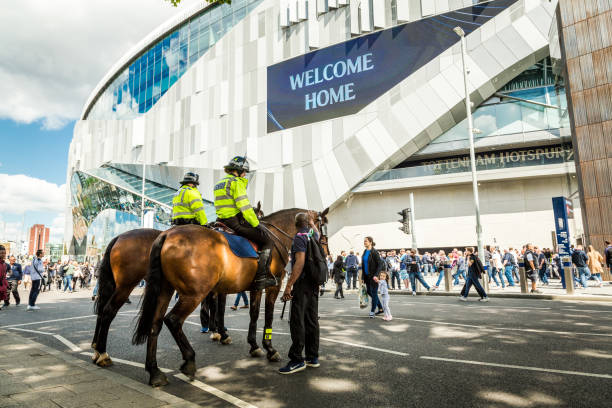 police métropolitaine montée à cheval à l’extérieur du nouveau stade tottenham hotspur le jour du match, londres, royaume-uni - football police officer crowd photos et images de collection