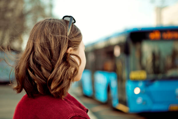 バスを待っている十代の少女 - female mobility blank teenage girls ストックフォトと画像