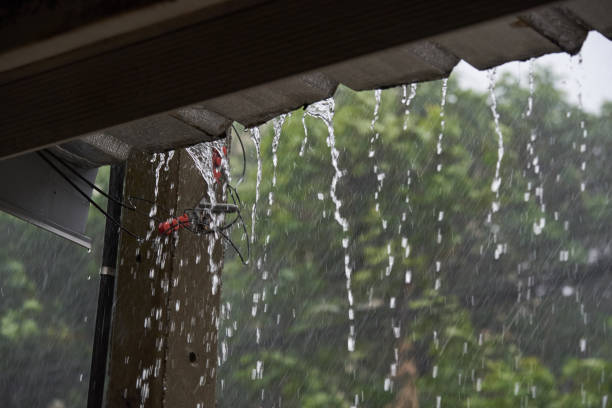 istock Water pouring from the house roof 1149074040