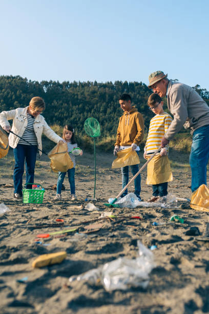 istock Volunteers cleaning the beach 1149083448