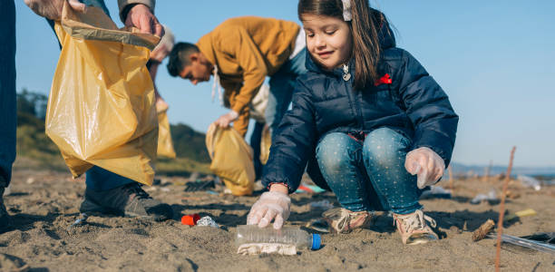 istock Volunteers cleaning the beach 1149083823