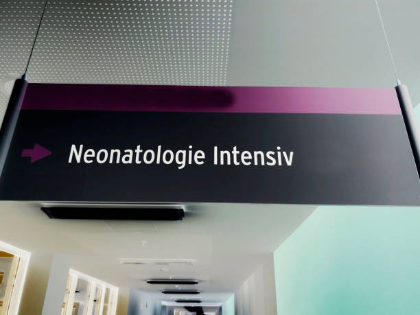 istock Sign: Neonatal Intensive Care and Childbirth on  Building -  in German language 1149084912