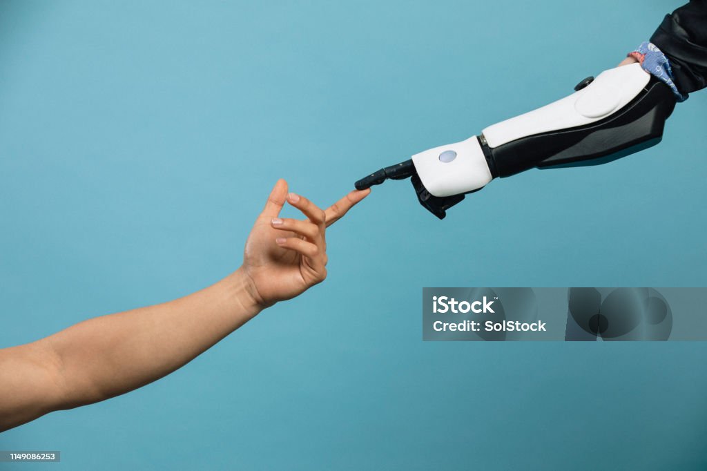 人間とロボットの手に触れる - 工業用ロボットのロイヤリティフリーストックフォト