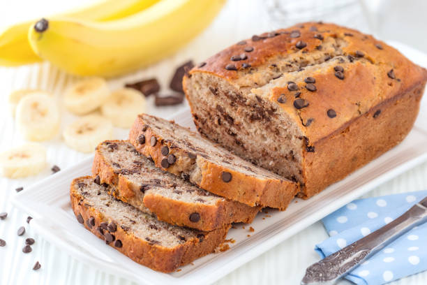 свежеиспеченный банановый хлеб - пирог шоколада стоковые фото и изображения