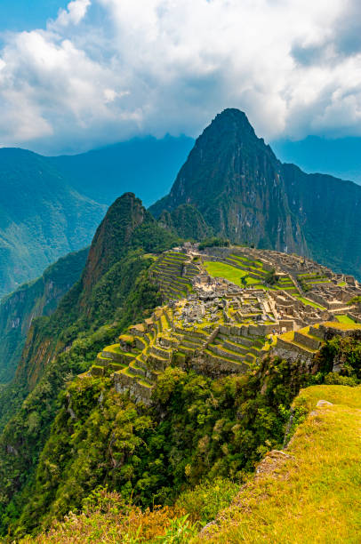 ruína do inca de machu picchu, cusco, peru - mt huayna picchu - fotografias e filmes do acervo