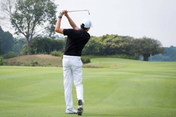 widok z tyłu człowieka teeing off na polu golfowym - golf golf swing men professional sport zdjęcia i obrazy z banku zdjęć