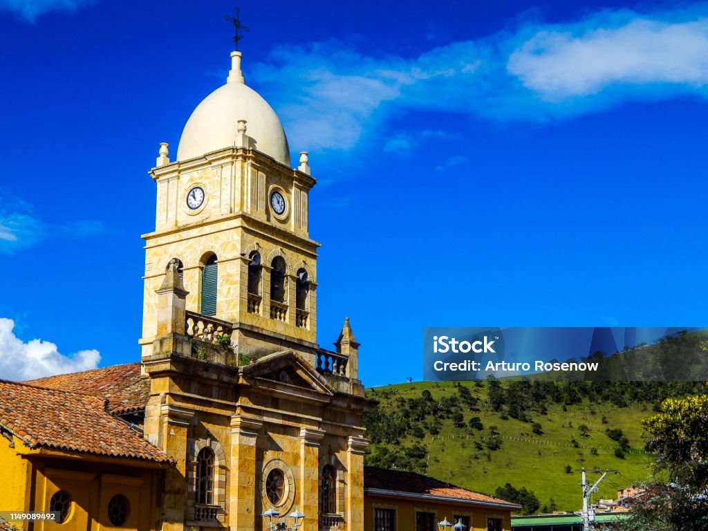 Iglesia Católica Y Montaña Con Cielo Azul En La Calera Colombia Foto de  stock y más banco de imágenes de La Calera - Colombia - iStock