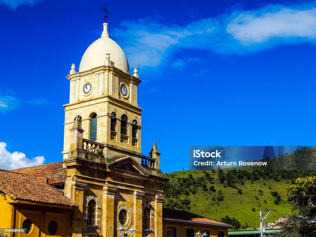Iglesia Católica Y Montaña Con Cielo Azul En La Calera Colombia Foto de stock y más banco de imágenes de La Calera - Colombia - iStock Iglesia Católica Y Montaña Con Cielo Azul En La Calera Colombia Foto de stock y más banco de imágenes de La Calera - Colombia - iStock