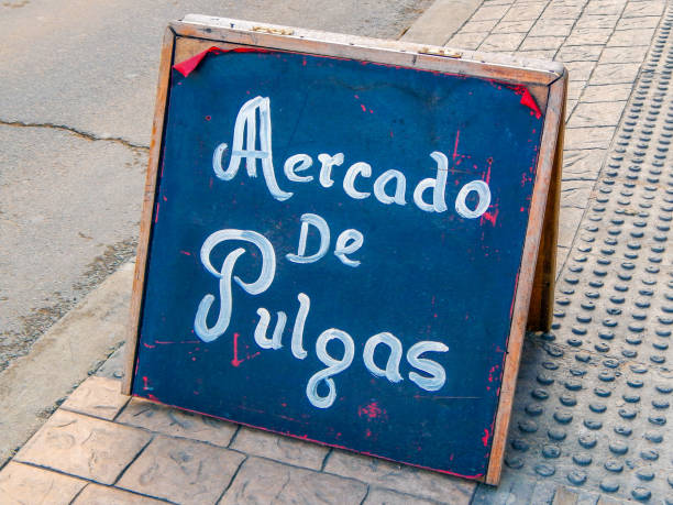 istock Flea market sign in Spanish 1149089630