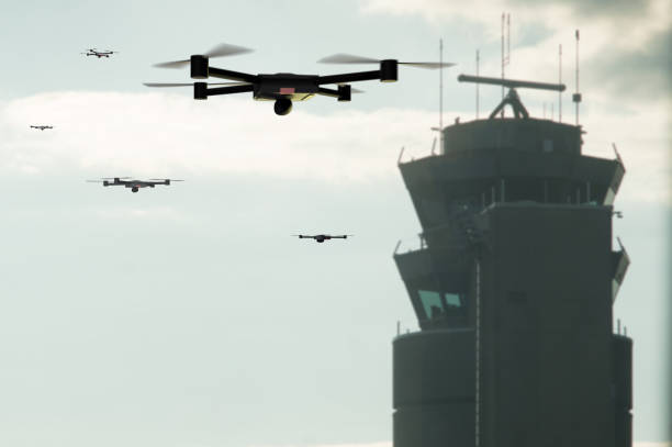 gruppo di droni che si avvicinano alla torre di controllo dell'aeroporto - sciame di insetti foto e immagini stock