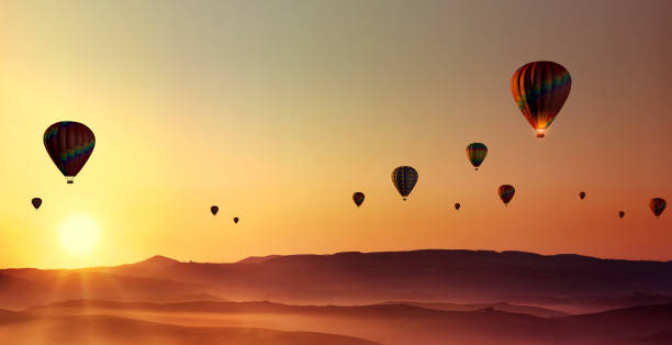 coloridos globos al amanecer - hill dusk sunset heat haze fotografías e imágenes de stock