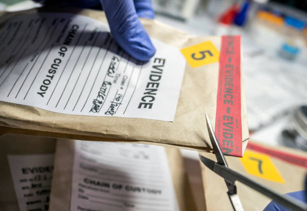 scientific police opens with scissors a bag of evidence of a crime in scientific laboratory - csi imagens e fotografias de stock