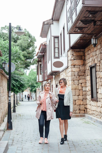 istock Business woman 's walking 1149107181