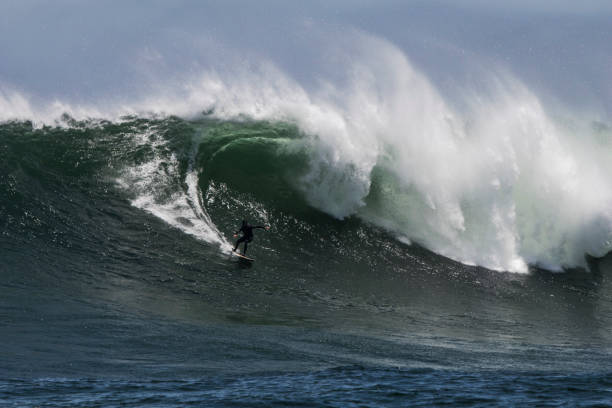 surf a grande onda di città del capo - big wave surfing foto e immagini stock