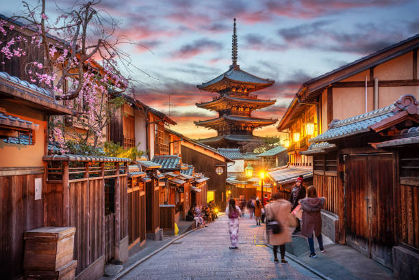 Yasaka Pagoda in Gion at sunset, Kyoto, Japan 27 march 2019 - Kyoto, Japan: Yasaka Pagoda and Sannen Zaka Street, Kyoto, Japan. Tourists wander down the narrow streets of the Higashiyama District neighbourhood in Kyoto, Japan shinto photos stock pictures, royalty-free photos & images