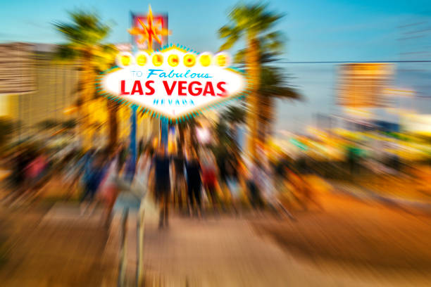 fantastyczny znak las vegas - las vegas metropolitan area the las vegas strip sign welcome sign zdjęcia i obrazy z banku zdjęć