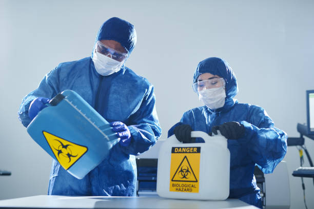 trabalhar com perigos biológicos - chemical chemistry laboratory safety - fotografias e filmes do acervo