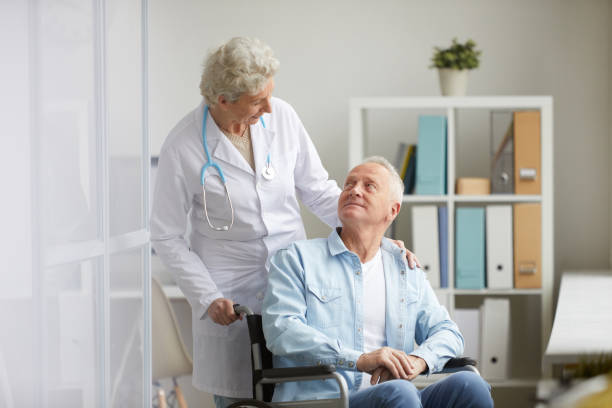 homme handicapé dans la clinique - patient male nurse nurse hospital photos et images de collection