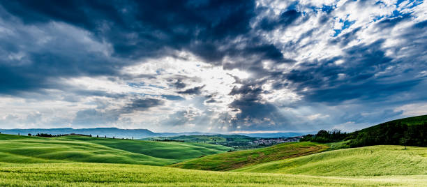 paysage ensoleillé de val d’orcia, toscane, italie - morning italy shadow sunlight photos et images de collection