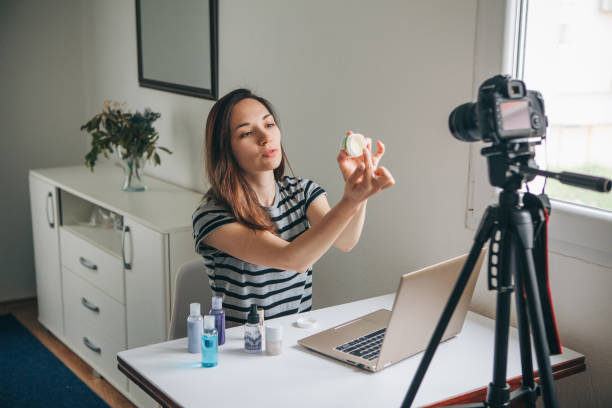 istock Girl videoblogger records video. 1149125393